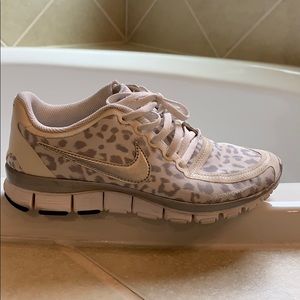 Nike free 5.0 white leopard print